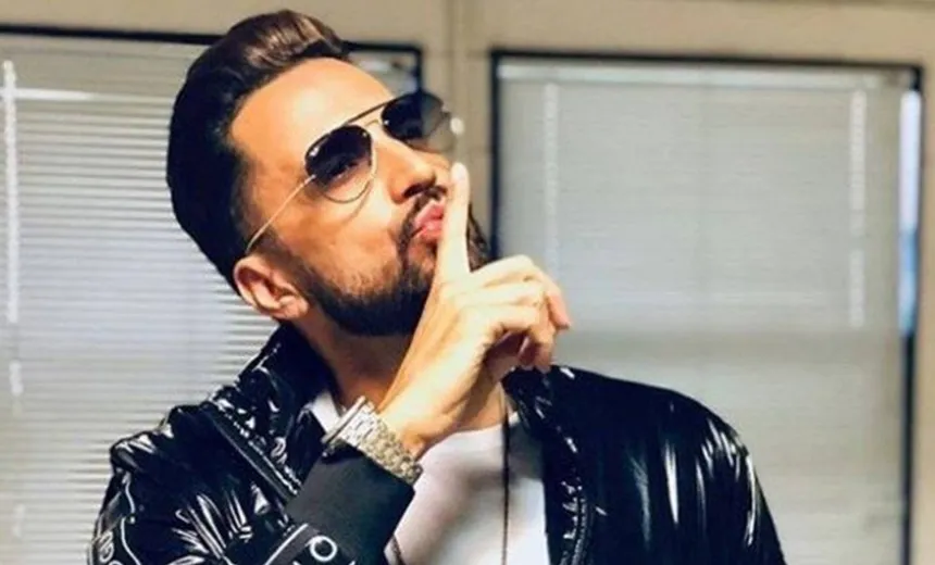 Latino é atacado na web após postar vídeo de criança cantando música com apelo sexual