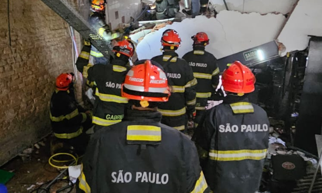 Quatro vítimas foram retiradas dos escombros e levadas em ambulâncias à Unidade de Pronto Atendimento (UPA) Vergueiro.Foto: Corpo de Bombeiros