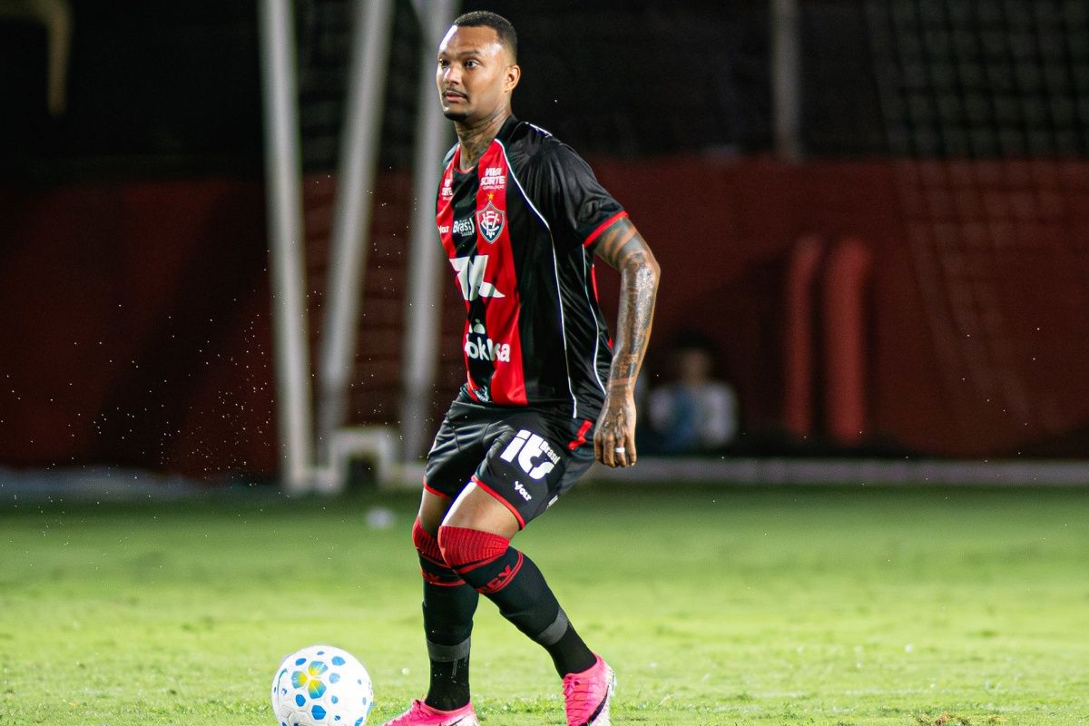 Expulso no jogo contra o Palmeiras, um jogador do Vit&oacute;ria foi suspenso em julgamento do STJD, nesta ter&ccedil;a-feira; o presidente F&aacute;bio Mota tamb&eacute;m foi julgado. Foto: Victor Ferreira/EC Vit&oacute;ria