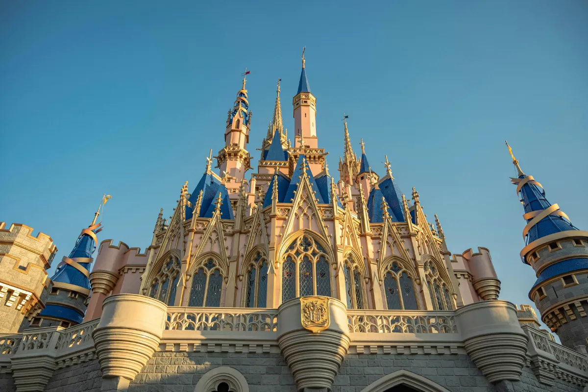 Disney investe US$ 1 bi na OpenAI e libera 200 personagens para IA