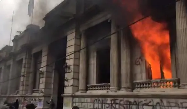 Vídeo: Manifestantes incendeiam Congresso na Guatemala e pedem renúncia do presidente