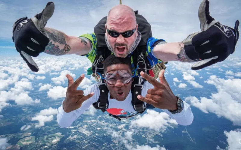 O salto duplo &eacute; realizado junto a um instrutor experiente e pode chegar a cerca de 200 km/h na queda livre, antes da abertura do paraquedas/Foto: Divulga&ccedil;&atilde;o