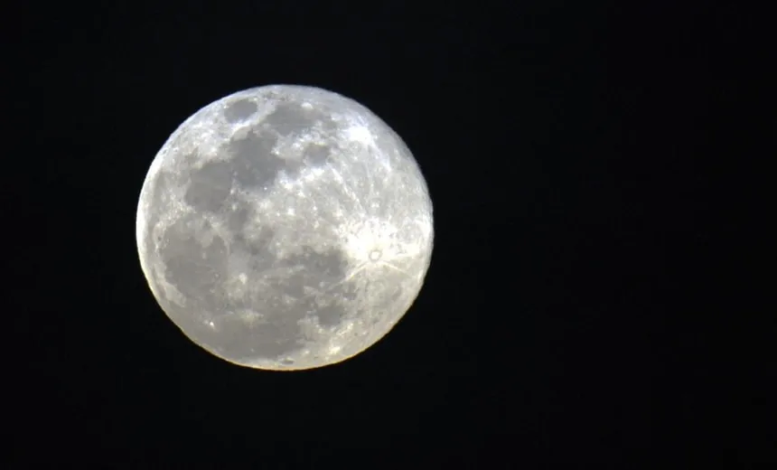 Maior superlua do ano ocorre nesta terça-feira; entenda o fenômeno