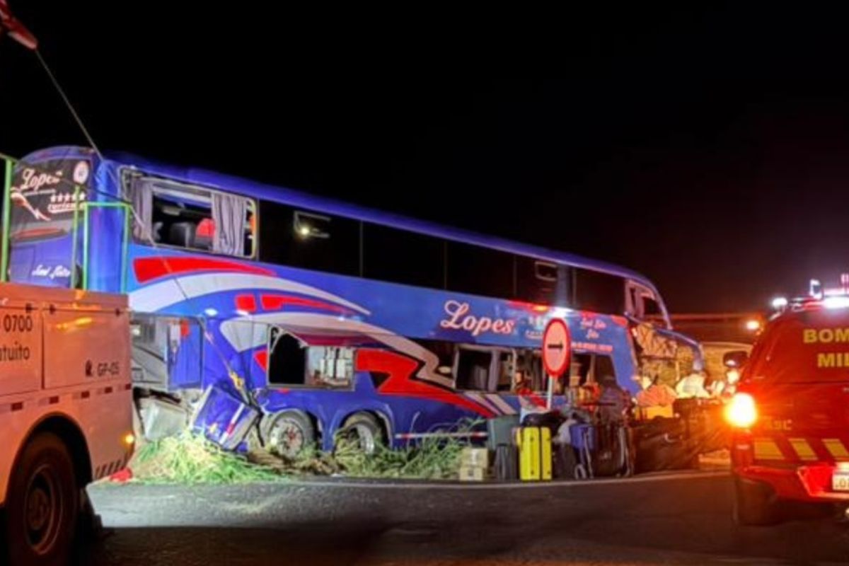 &Ocirc;nibus bate em carreta e duas pessoas morrem. Foto: Divulga&ccedil;&atilde;o | CBMMG