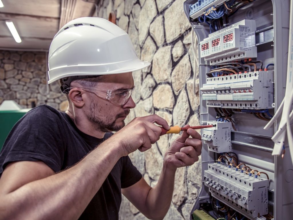 Dentre as vagas de emprego em Salvador e RMS, disponíveis nesta quinta-feira  estão: eletricista predial, garçom, auxiliar de limpeza, vendedor de ótica e atendente de lojas. Foto: Freepik