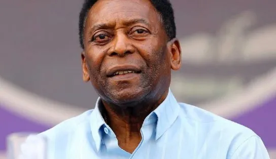 Pelé é internado em hospital de SP e faz cirurgia para retirada de tumor