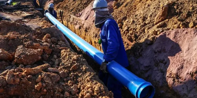A escassez hídrica atinge tanto a população quanto a produção agrícola, com rios e reservatórios secando, dificultando o acesso à água potável e para atividades essenciais/Foto: Reprodução