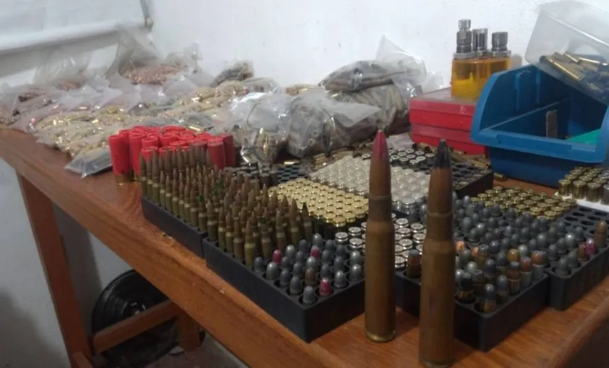 Armas e explosivos são apreendidos em fábrica clandestina no Rio