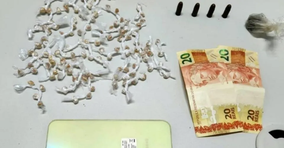 Homem é preso com pedras de crack, maconha e munições de pistola na Bahia