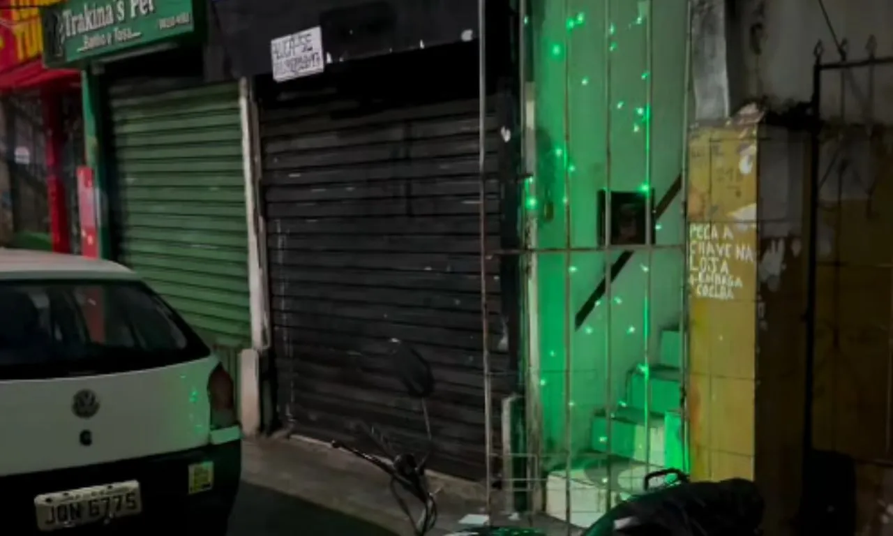 Homem é morto a tiros dentro de casa noturna no bairro de Narandiba, em Salvador