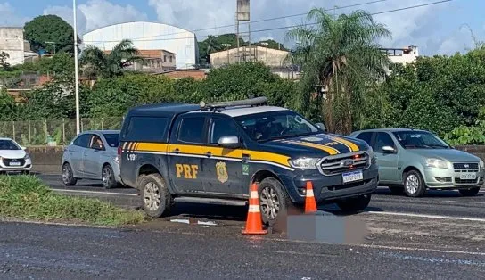 Caminhoneiro desce do veículo para pegar caixa de ferramentas e morre atropelado na BR-324