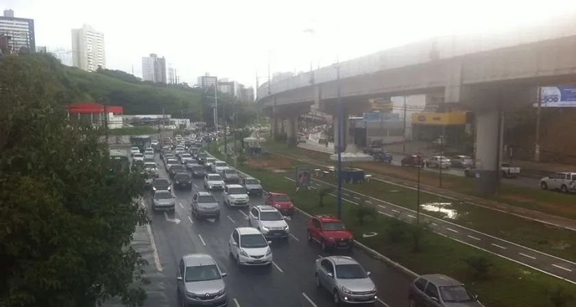 MAU TEMPO EM SALVADOR: Meteorologia prevê melhoras, mas dia começa chuvoso e galho de árvore cai na Av. Centenário