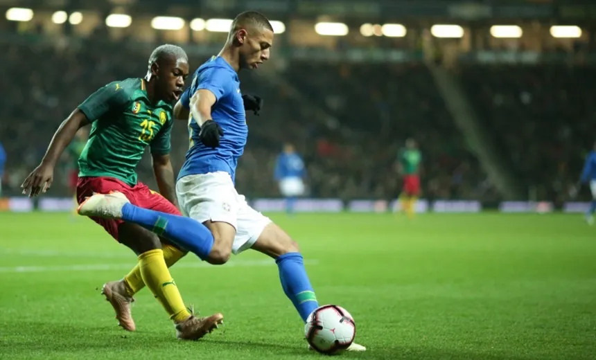 Lesão de Neymar e 1 a 0 fraco sobre Camarões marcam último jogo do Brasil no ano