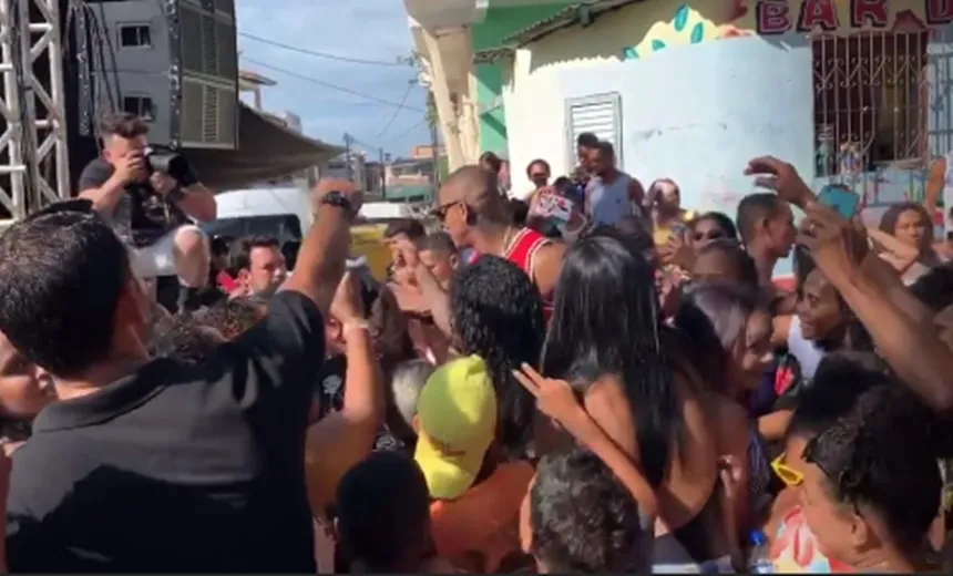“Hoje tem!”: Léo Santana faz show gratuito e grava CD no bairro onde cresceu