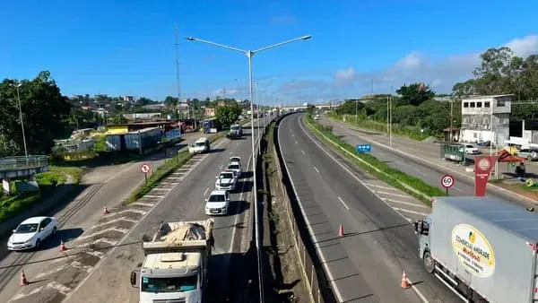 VÍDEO: Tráfego na BR-324 é totalmente liberado após bloqueio por risco de pista ceder 
