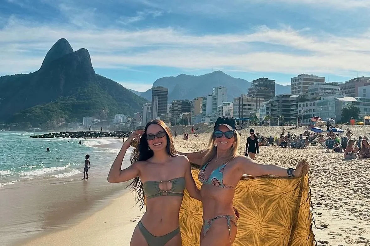 Aos 82 anos, verdadeira Garota de Ipanema posa com a neta na praia