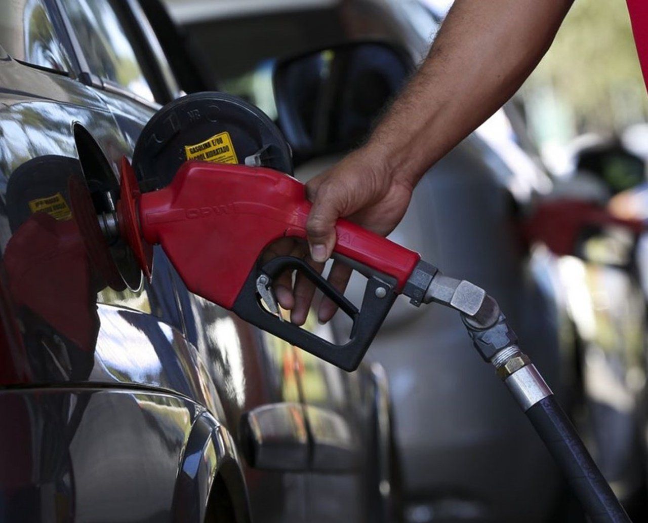 Com os litros de combustível furtados seria possível encher o tanque de cinco carros de passeio com tanque de 55 litros, valor médio no Brasil. Foto: Reprodução