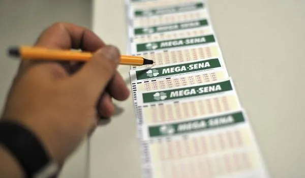 Mega-Sena acumula e deve pagar prêmio de R$ 120 milhões no sábado