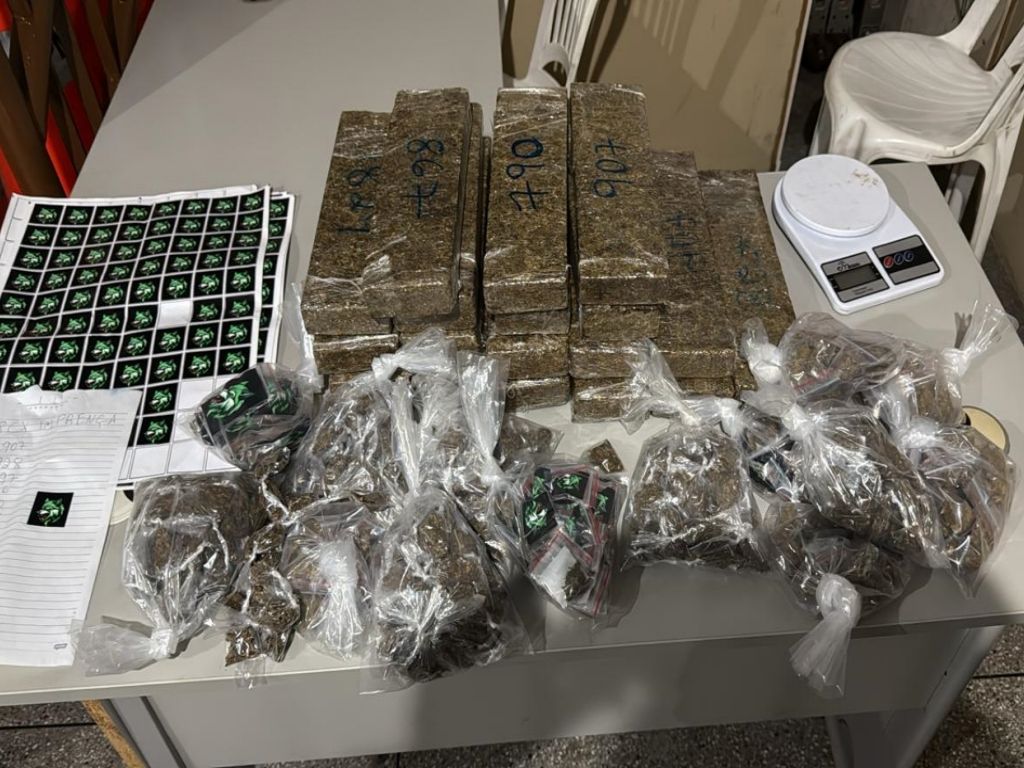 Além de encontrarem os 20 kg de maconha em Sussuarana Velha, os policiais apreenderam uma balança de precisão, caderno com anotações do tráfico de drogas e adesivos usados para marcação dos entorpecentes. Foto: Divulgação/PMBA