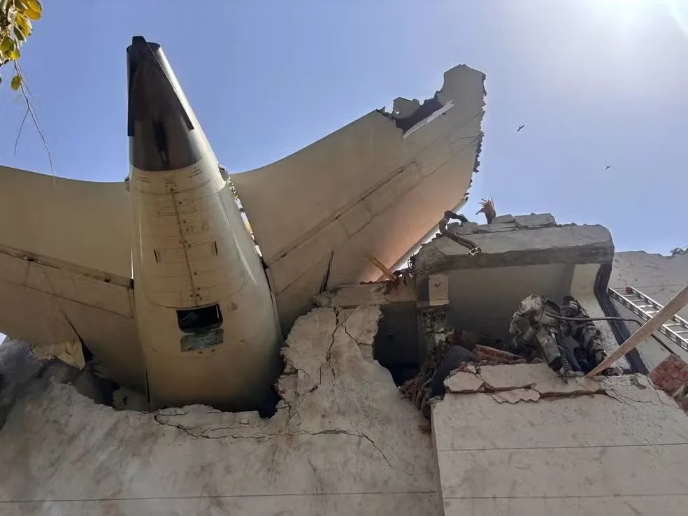 Uma pessoa é resgatada com vida de acidente aéreo na Índia; mais de 200 morreram