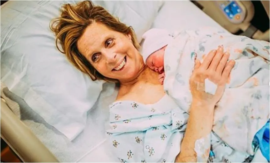 Mulher de 61 anos faz “barriga solidária” e dá à luz a própria neta para filho que é gay