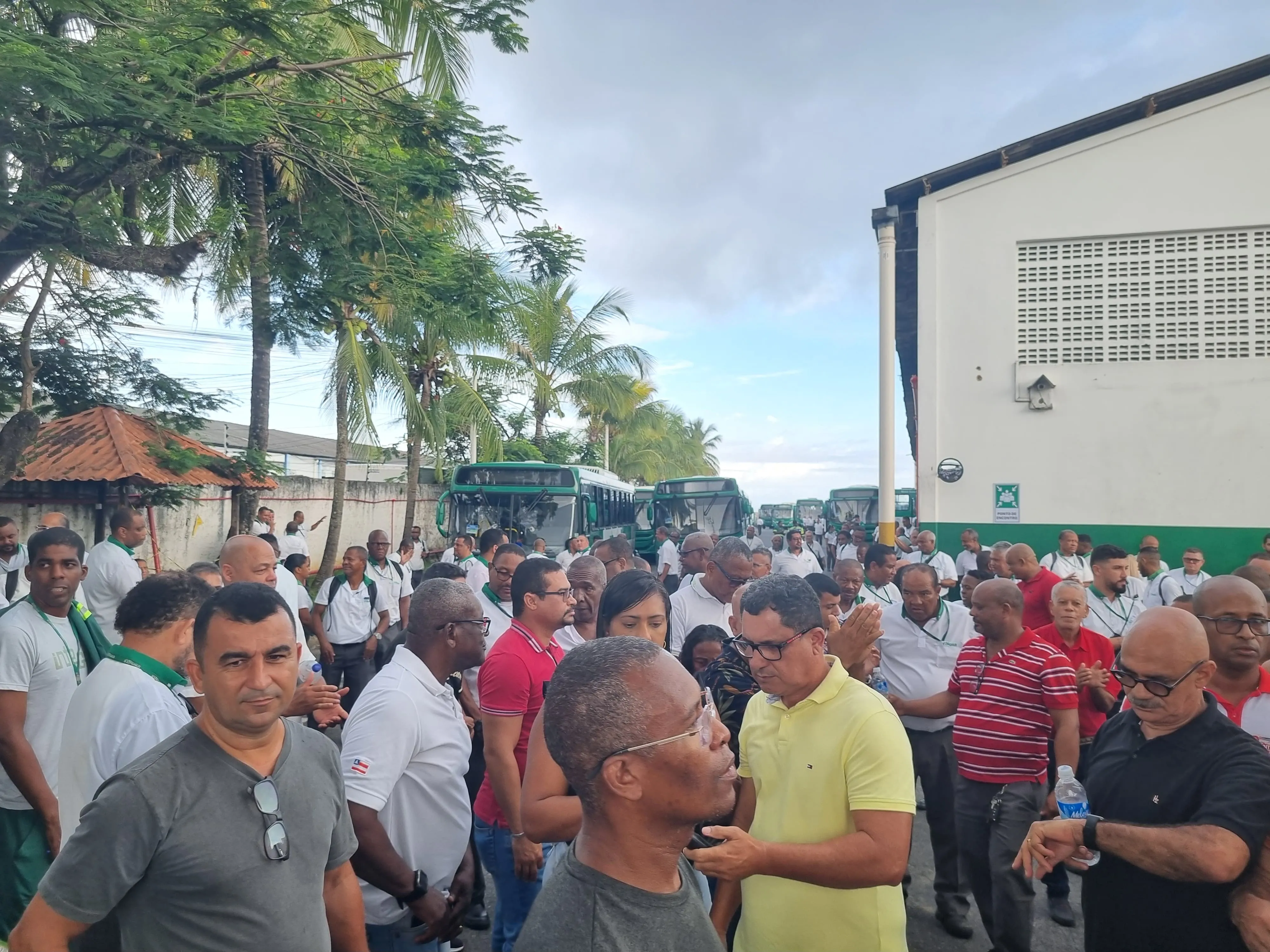 Após atrasos nas saídas de duas garagens, ônibus circulam em Salvador