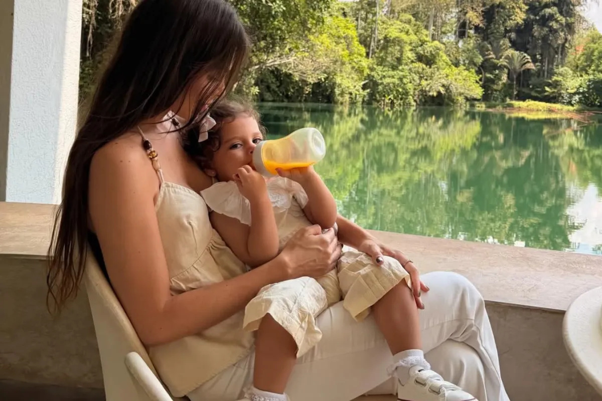 Teto desaba na casa da mãe de filha do jogador Neymar