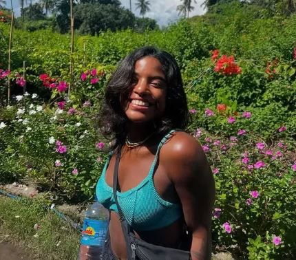 Brasileira que caiu em trilha na Indonésia. Foto: Redes sociais 