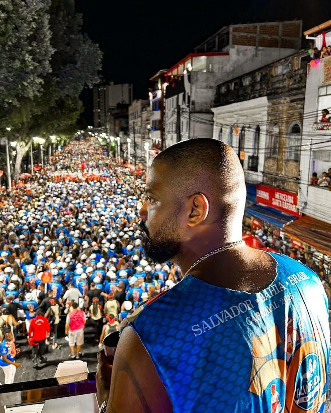 Arlindinho, filho de Arlindo Cruz, comanda o Bloco Alerta Geral, em Salvador | Foto: reprodução/Instagram