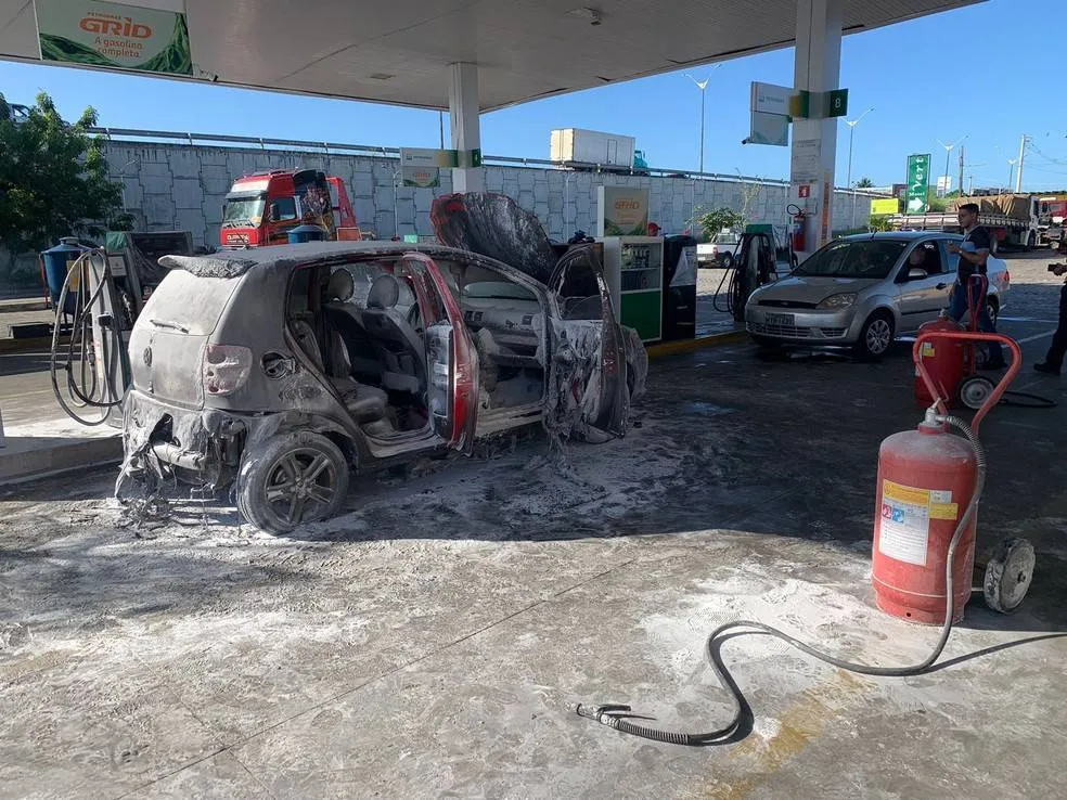 Carro explode com três pessoas dentro enquanto é abastecido; veja vídeo