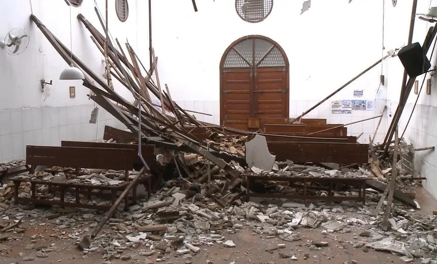 Devido à forte chuva, parte do teto de igreja desaba no Retiro
