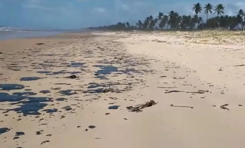 Quinta cidade baiana é atingida por mancha de óleo em praia