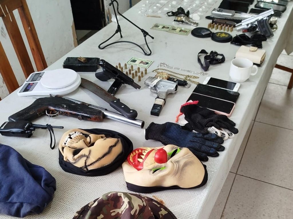 Quadrilha estava armada e portava drogas, máscaras e munições no momento da prisão em Rio Real. Foto: Divulgação/PMBA
