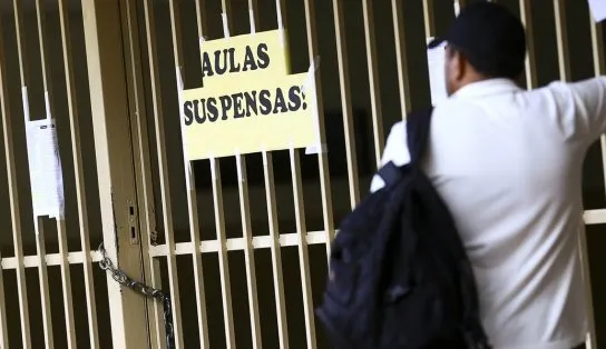 Colégio particular de Salvador decide não suspender aulas após aluna ser diagnosticada com Covid-19; entenda