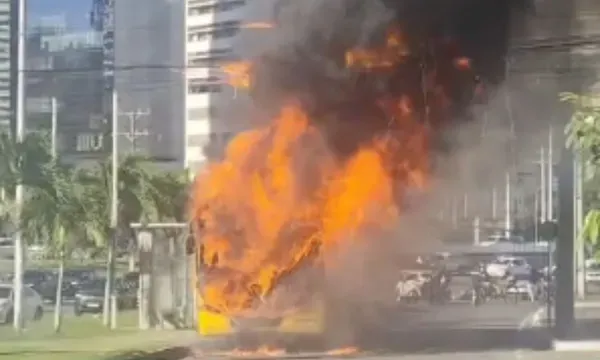 &Ocirc;nibus pega fogo na Avenida Tancredo Neves e complica tr&acirc;nsito em Salvador.| Foto: Redes Sociais