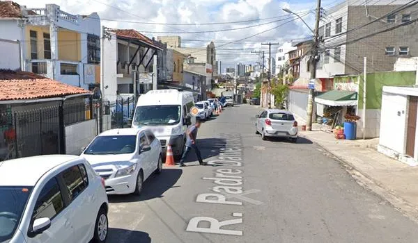 Homem tenta estuprar mulher, mas é contido por testemunhas e preso em Salvador, diz PM