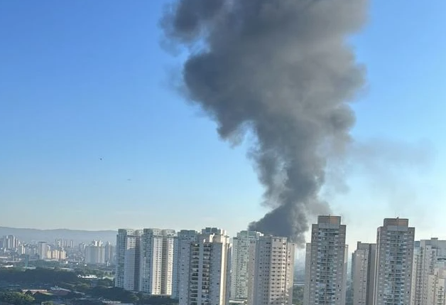 Avião de pequeno porte atinge ônibus em São Paulo. Foto: Redes Sociais