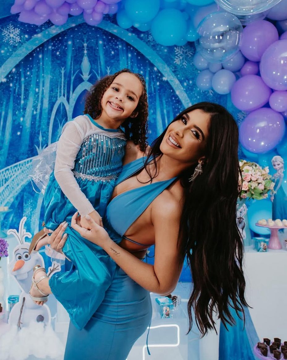 A mãe de Sophia, Camilinha Nascimento, rebateu a declaração e disse que o influenciador não foi convidado por não ter contribuído com a festa. | Foto: Redes Sociais