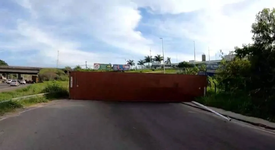 Caminhão container tomba e interdita trânsito em via marginal da BR-324, em Salvador