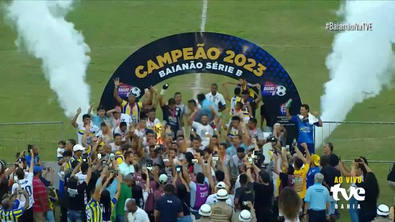 Treinador e atletas do Jequié celebram título da Segunda Divisão do Campeonato Baiano