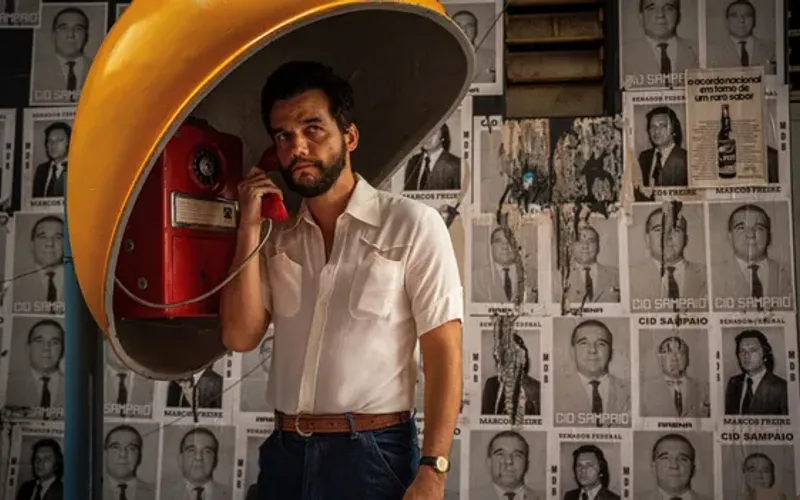 O filme O Agente Secreto, dirigido por Kleber Mendon&ccedil;a Filho, segue ganhando reconhecimento internacional mesmo ap&oacute;s o Oscar 2026, refor&ccedil;ando a for&ccedil;a do cinema nacional/Foto: Divulga&ccedil;&atilde;o&nbsp;