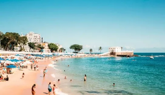 Praia do Porto da Barra está imprópria para banho neste domingo; confira lista completa divulgada pelo Inema