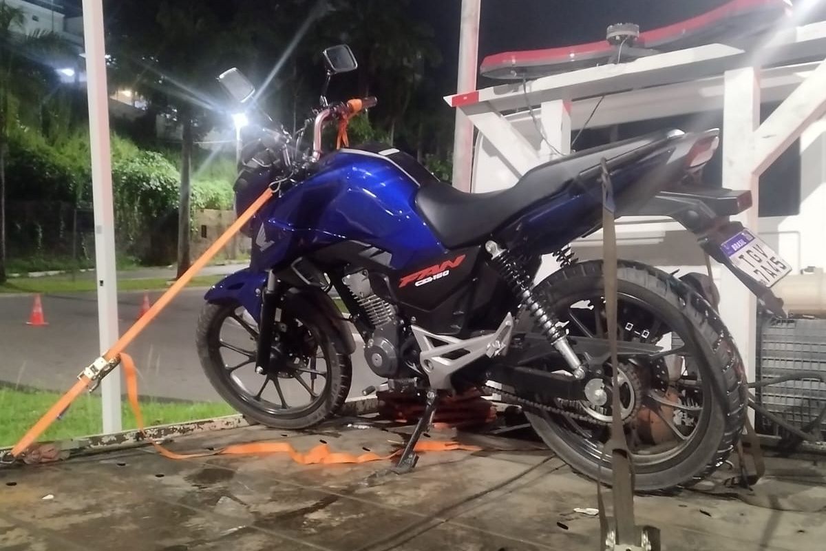 Motocicleta foi apreendida com o suspeito