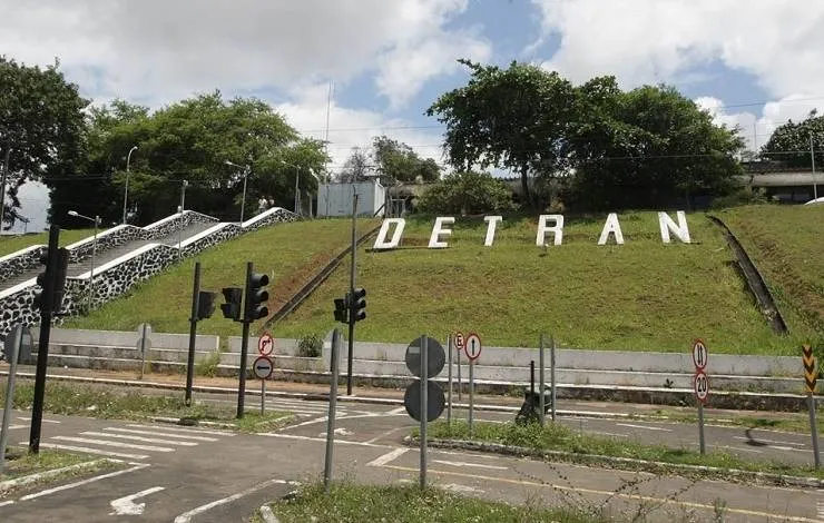 Detran-BA alerta sobre tentativa de golpe em site falso de leilão