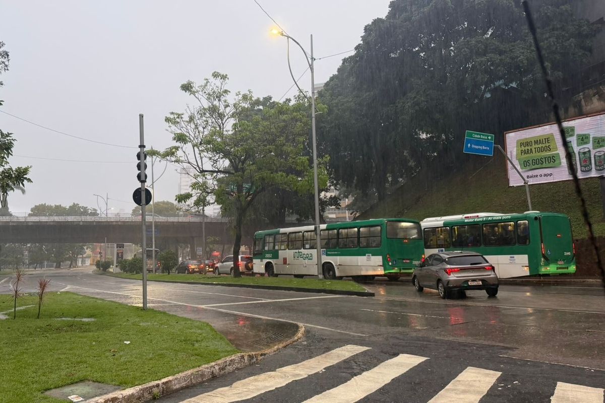 Tr&acirc;nsito est&aacute; prejudicado na Av. Centen&aacute;rio. Foto: Jo&atilde;o Tramm | Aratu On
