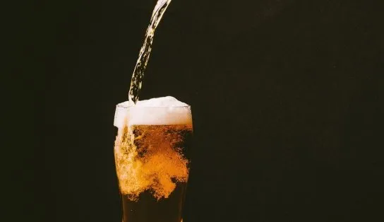 Gosta de "tomar uma"? Fique ligado! Consumo de álcool é associado a 740 mil casos anuais de câncer, diz estudo