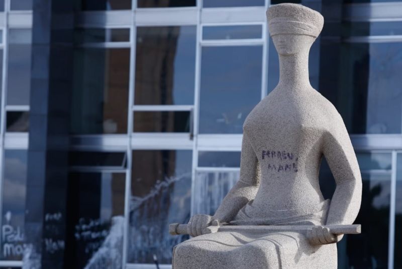 Estátua foi pichada durante atos antidemocráticos de 8 de Janeiro de 2023. Foto: Reprodução | Metrópoles