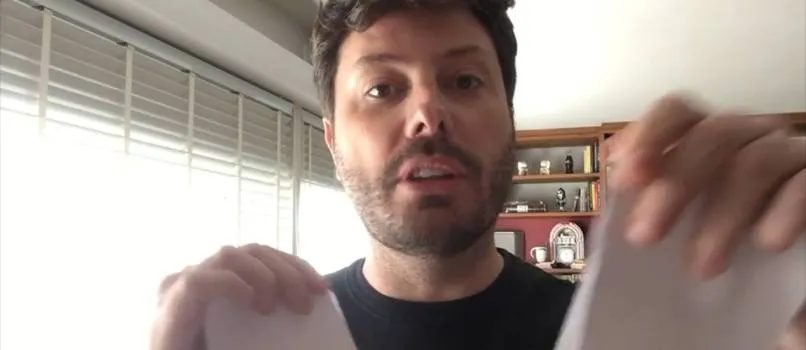 POLÊMICA: Danilo Gentili esfrega documento em partes íntimas e deputada diz: “Vai responder na Justiça”