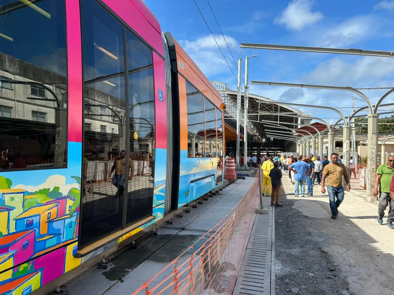 VLT faz primeira viagem-teste em Salvador; veja imagens