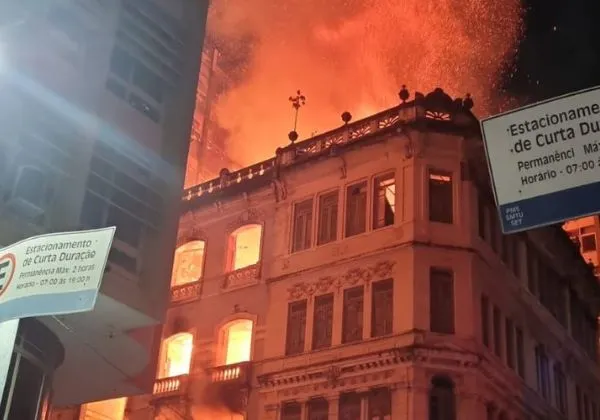 Imagem do prédio pegando fogo no Comércio, em Salvador